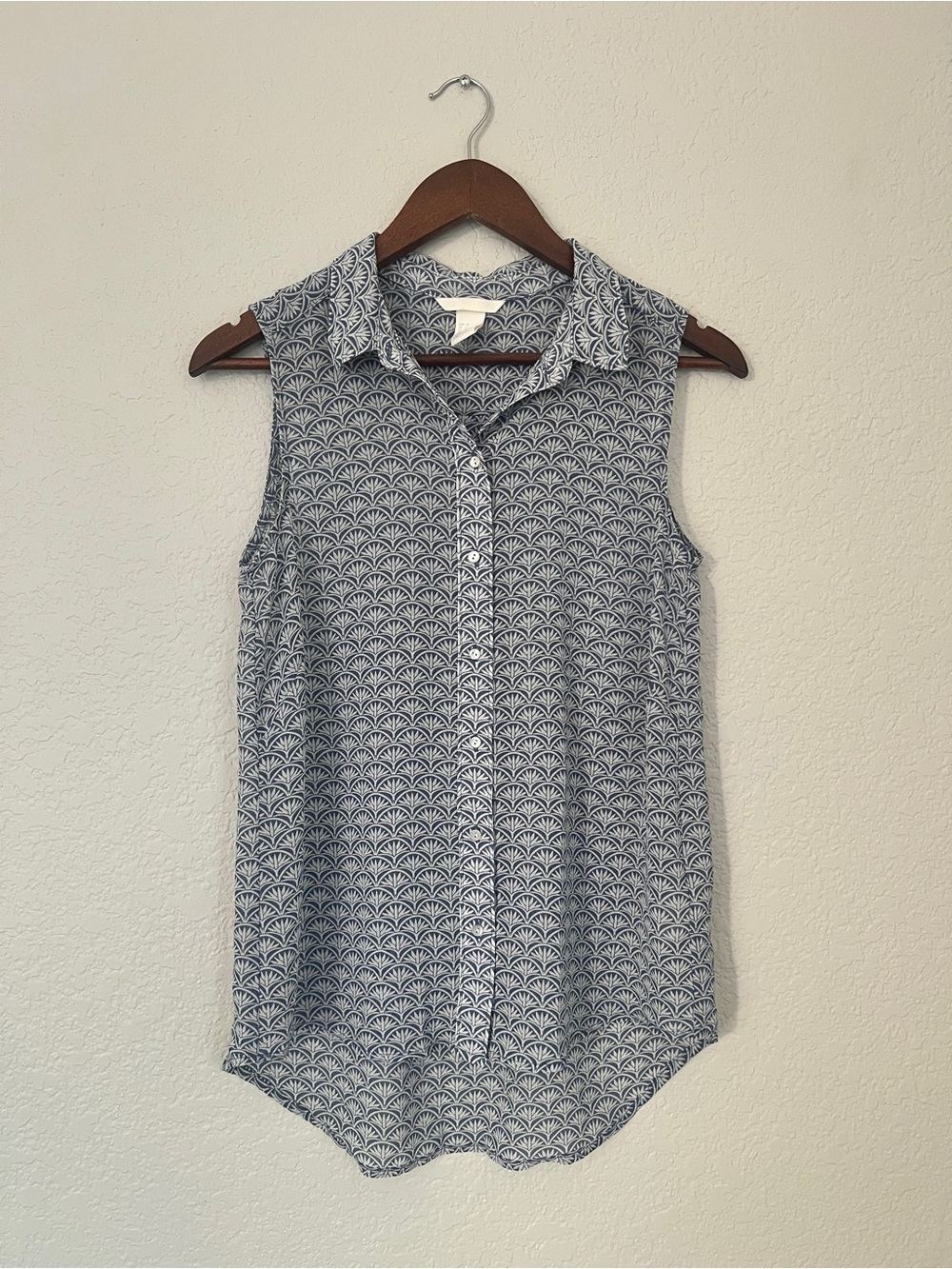 H&M Navy and White Sleeveless Printed Button-Down Shirt